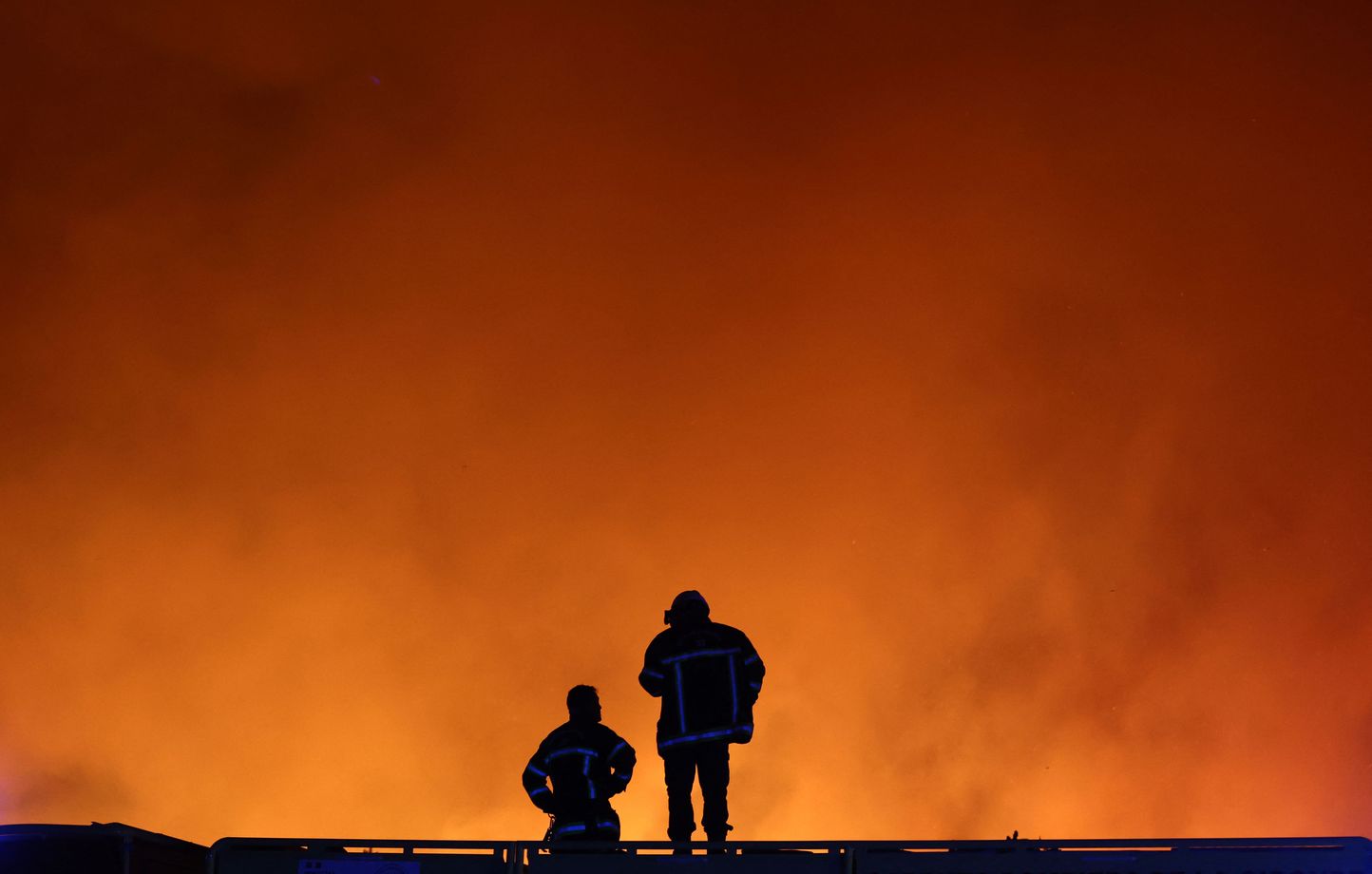 2.000 hectáreas devoradas por las llamas, al menos 12.000 personas evacuadas 2.000 hectáreas devoradas por las llamas, al menos 12.000 personas evacuadas